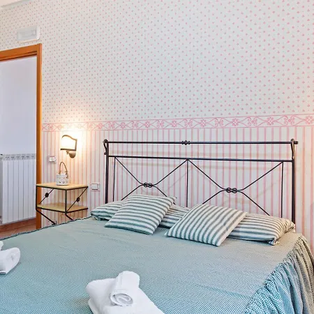 Pleasant Holiday In With Swimming Pool Holiday home